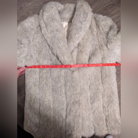 Luxurious Vintage Faux Fur Coat - Picture 9 of 10